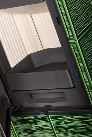 Romotop GREMIO 3 G akumuliacinis židinys – akumuliacinė krosnelė su kokliais ir tonuotais stiklo kraštais. Keramikos apdaila / pasirink spalvą