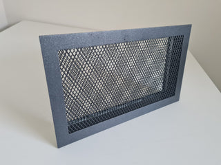 Juodos (antracitas) grotelės židiniams 180 x 100 mm. Tiesios židinio grotelės su dvigubu tinkleliu ir montavimo lizdu