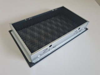 Juodos (antracitas) grotelės židiniams 150 x 150 mm. Tiesios židinio grotelės su dvigubu tinkleliu ir montavimo lizdu
