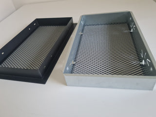 Juodos (antracitas) grotelės židiniams 180 x 100 mm. Tiesios židinio grotelės su dvigubu tinkleliu ir montavimo lizdu