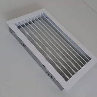 Baltos grotelės židiniams 180 x 180 mm, nukreipančios. Tiesios židinio grotelės su montavimo lizdu