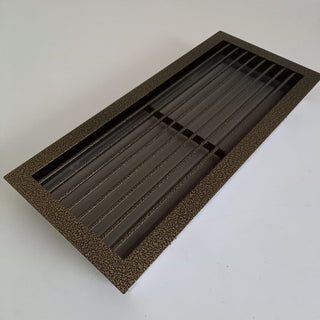 Žalvario spalvos grotelės židiniams 300 x 180 mm, nukreipančios. Tiesios židinio grotelės su montavimo lizdu