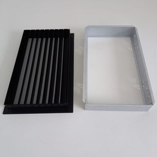 Juodos (antracitas) grotelės židiniams 300 x 150 mm, nukreipančios. Tiesios židinio grotelės su montavimo lizdu