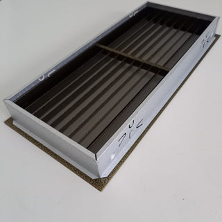 Žalvario spalvos grotelės židiniams 700 x 150 mm, nukreipančios. Tiesios židinio grotelės su montavimo lizdu