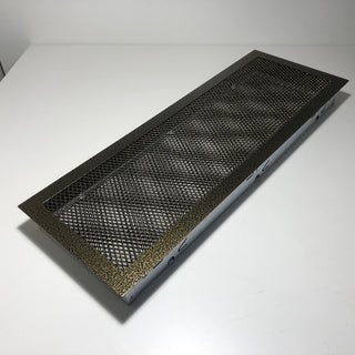 Žalvario spalvos grotelės židiniams 180 x 180 mm. Tiesios židinio grotelės su dvigubu tinkleliu ir montavimo lizdu