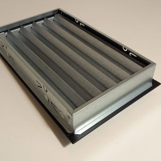 Juodos (smėlis) grotelės su žaliuzėmis židiniams 180 x 180 mm. Tiesios židinio grotelės su žaliuzėmis ir montavimo lizdu