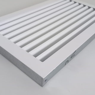 Baltos grotelės židiniams 180 x 180 mm, nukreipančios. Tiesios židinio grotelės su montavimo lizdu