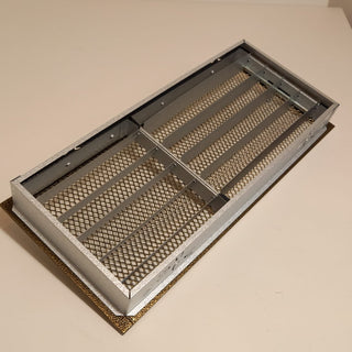 Žalvario spalvos grotelės su žaliuzėmis židiniams 700 x 180 mm. Tiesios židinio grotelės su žaliuzėmis ir montavimo lizdu