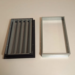 Juodos (antracitas) grotelės su žaliuzėmis židiniams 180 x 100 mm. Tiesios židinio grotelės su žaliuzėmis ir montavimo lizdu