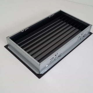 Juodos (antracitas) grotelės židiniams 300 x 150 mm, nukreipančios. Tiesios židinio grotelės su montavimo lizdu