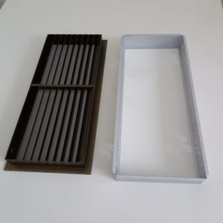 Žalvario spalvos grotelės židiniams 700 x 180 mm, nukreipančios. Tiesios židinio grotelės su montavimo lizdu