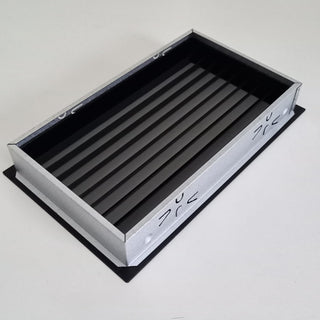 Juodos (smėlis) grotelės židiniams 300 x 180 mm, nukreipančios. Tiesios židinio grotelės su montavimo lizdu