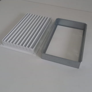 Baltos grotelės židiniams 180 x 180 mm, nukreipančios. Tiesios židinio grotelės su montavimo lizdu