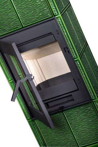 Romotop GREMIO 3 G akumuliacinis židinys – akumuliacinė krosnelė su kokliais ir tonuotais stiklo kraštais. Keramikos apdaila / pasirink spalvą