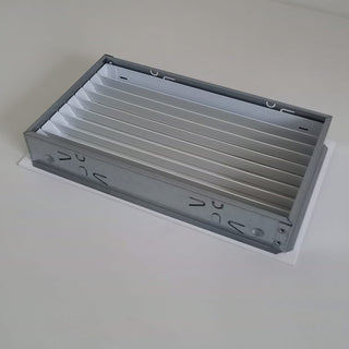 Baltos grotelės židiniams 180 x 180 mm, nukreipančios. Tiesios židinio grotelės su montavimo lizdu