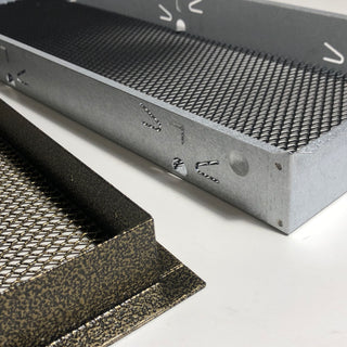 Žalvario spalvos grotelės židiniams 250 x 120 mm. Tiesios židinio grotelės su dvigubu tinkleliu ir montavimo lizdu