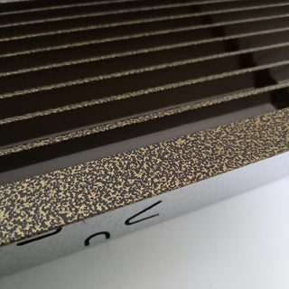 Žalvario spalvos grotelės židiniams 500 x 120 mm, nukreipančios. Tiesios židinio grotelės su montavimo lizdu