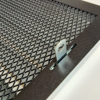 Juodos (smėlis) grotelės su žaliuzėmis židiniams 180 x 180 mm. Tiesios židinio grotelės su žaliuzėmis ir montavimo lizdu