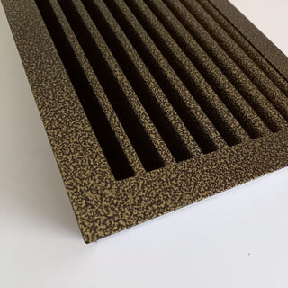 Žalvario spalvos grotelės židiniams 700 x 180 mm, nukreipančios. Tiesios židinio grotelės su montavimo lizdu