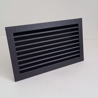 Juodos (antracitas) grotelės židiniams 300 x 150 mm, nukreipančios. Tiesios židinio grotelės su montavimo lizdu
