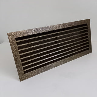 Žalvario spalvos grotelės židiniams 700 x 180 mm, nukreipančios. Tiesios židinio grotelės su montavimo lizdu