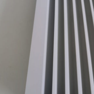 Baltos grotelės židiniams 180 x 180 mm, nukreipančios. Tiesios židinio grotelės su montavimo lizdu