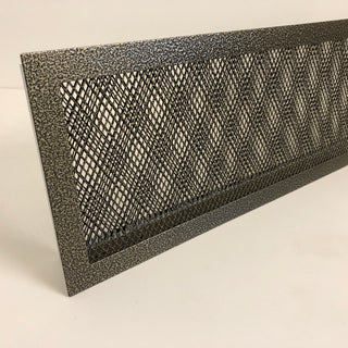 Žalvario spalvos grotelės židiniams 700 x 120 mm. Tiesios židinio grotelės su dvigubu tinkleliu ir montavimo lizdu