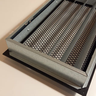 Juodos (smėlis) grotelės su žaliuzėmis židiniams 700 x 180 mm. Tiesios židinio grotelės su žaliuzėmis ir montavimo lizdu