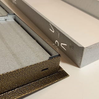 Žalvario spalvos grotelės su žaliuzėmis židiniams 150 x 150 mm. Tiesios židinio grotelės su žaliuzėmis ir montavimo lizdu