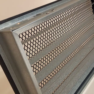 Juodos (antracitas) grotelės su žaliuzėmis židiniams 250 x 120 mm. Tiesios židinio grotelės su žaliuzėmis ir montavimo lizdu