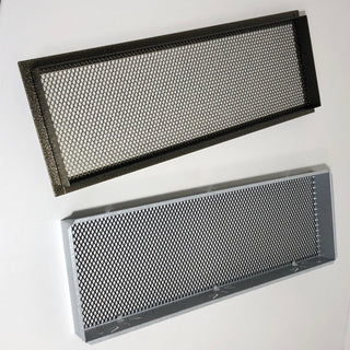 Žalvario spalvos grotelės židiniams 150 x 150 mm. Tiesios židinio grotelės su dvigubu tinkleliu ir montavimo lizdu