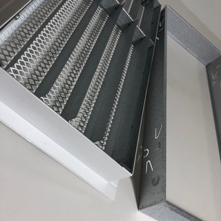 Baltos grotelės su žaliuzėmis židiniams 400 x 180 mm. Tiesios židinio grotelės su žaliuzėmis ir montavimo lizdu