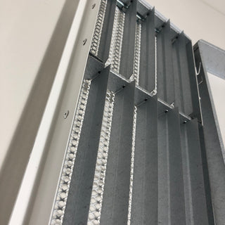 Baltos grotelės su žaliuzėmis židiniams 400 x 180 mm. Tiesios židinio grotelės su žaliuzėmis ir montavimo lizdu