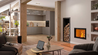 Spartherm Varia 1V H₂O židinys su šilumokaičiu interjere