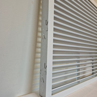 Nestandartinės baltos grotelės židiniams 400 x 400 mm, nukreipančios. Tiesios židinio grotelės su montavimo lizdu